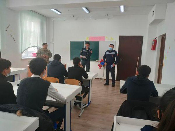 Б.Садырбайұлы атындағы орта мектебі окушыларымен Аксу аудандық төтенше жағдайлар бөлімі қызметкерлермен кездесу және жаттығу өткізілді.