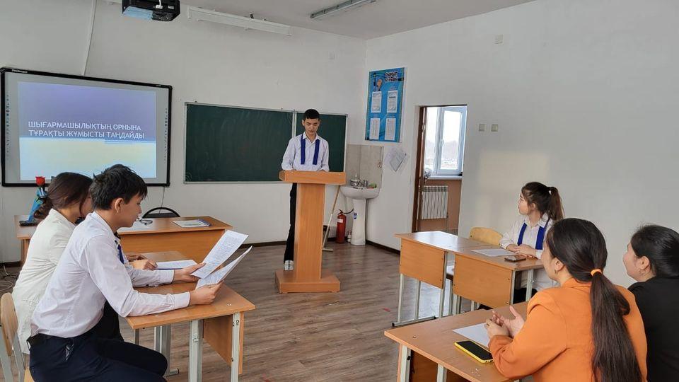 БП Шығармашылықтың орнына тұрақты жұмысты таңдайды.