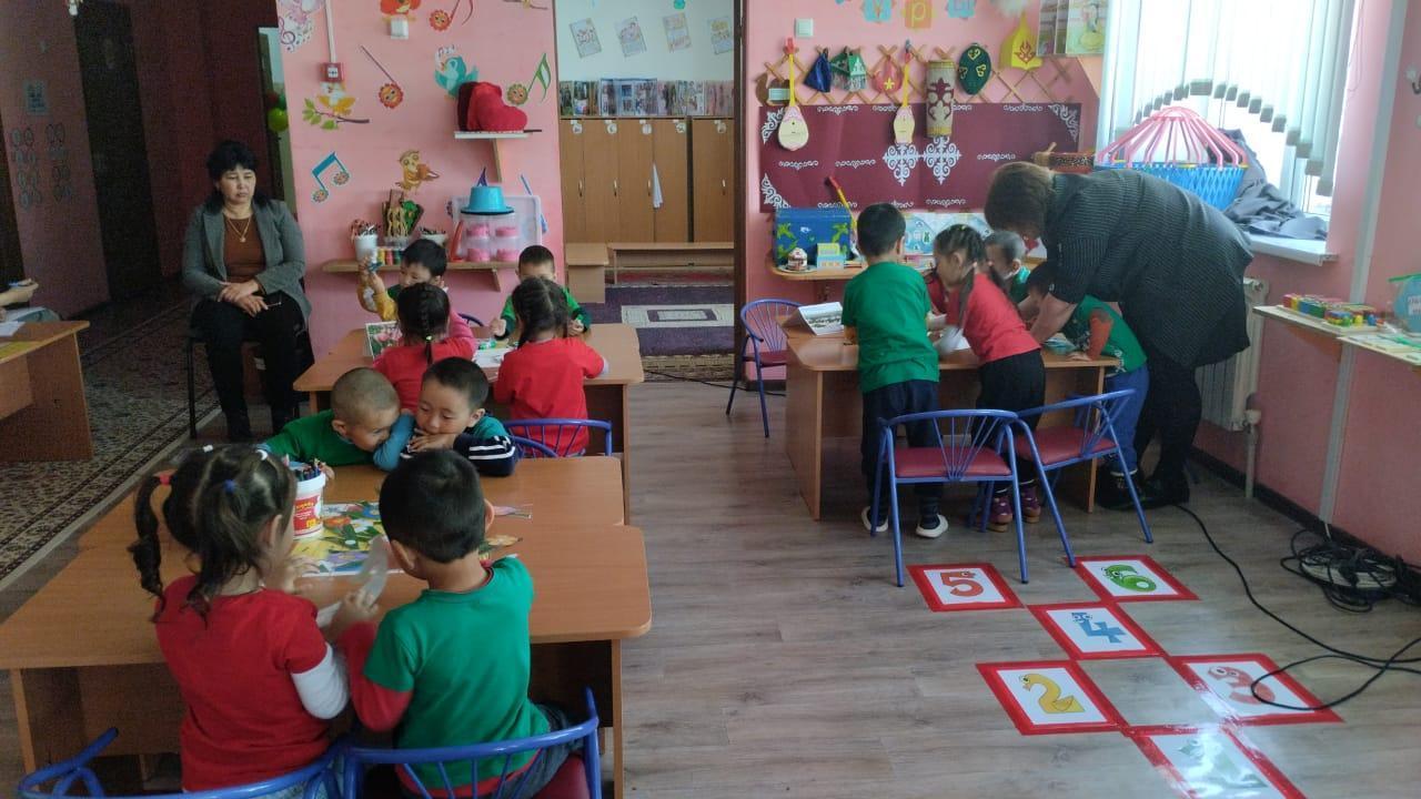 "Тұлпар" бірлестігінің апталық жоспарына сәйкес "Тұлпар"- тобында Куандыкова Л. Н.  "Көктем гүлдері" тақырыбында кіріктірілген іс-әрекет сабағын өткізді